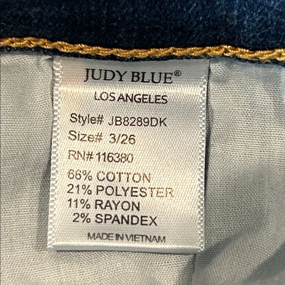 Judy Blue relaxed fit distressed jeans size 26